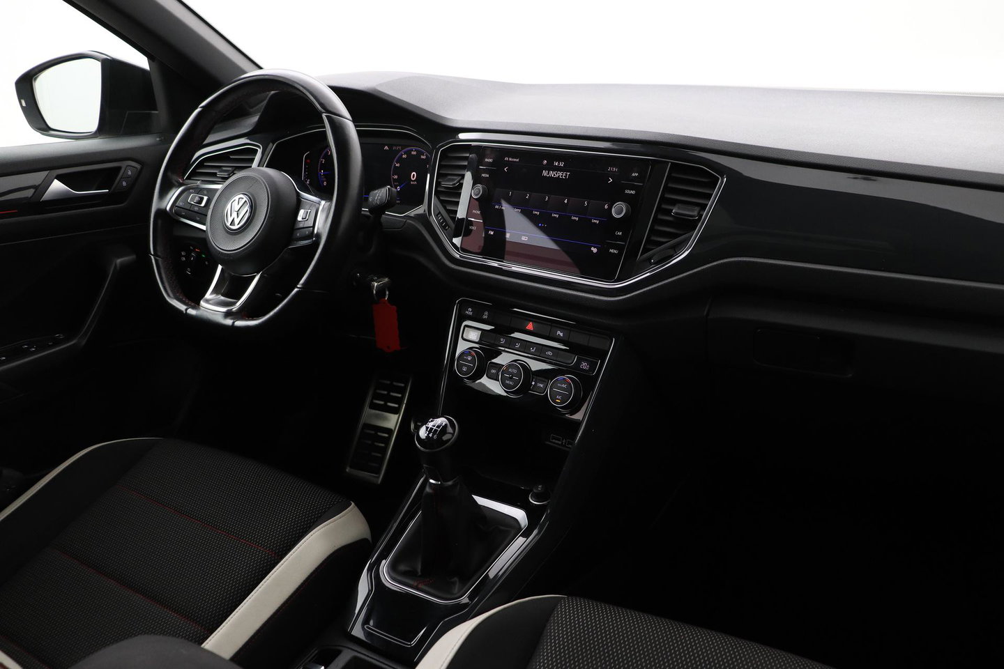Volkswagen T-Roc 1.5 TSI Sport | Trekhaak | Panoramadak | 17 inch