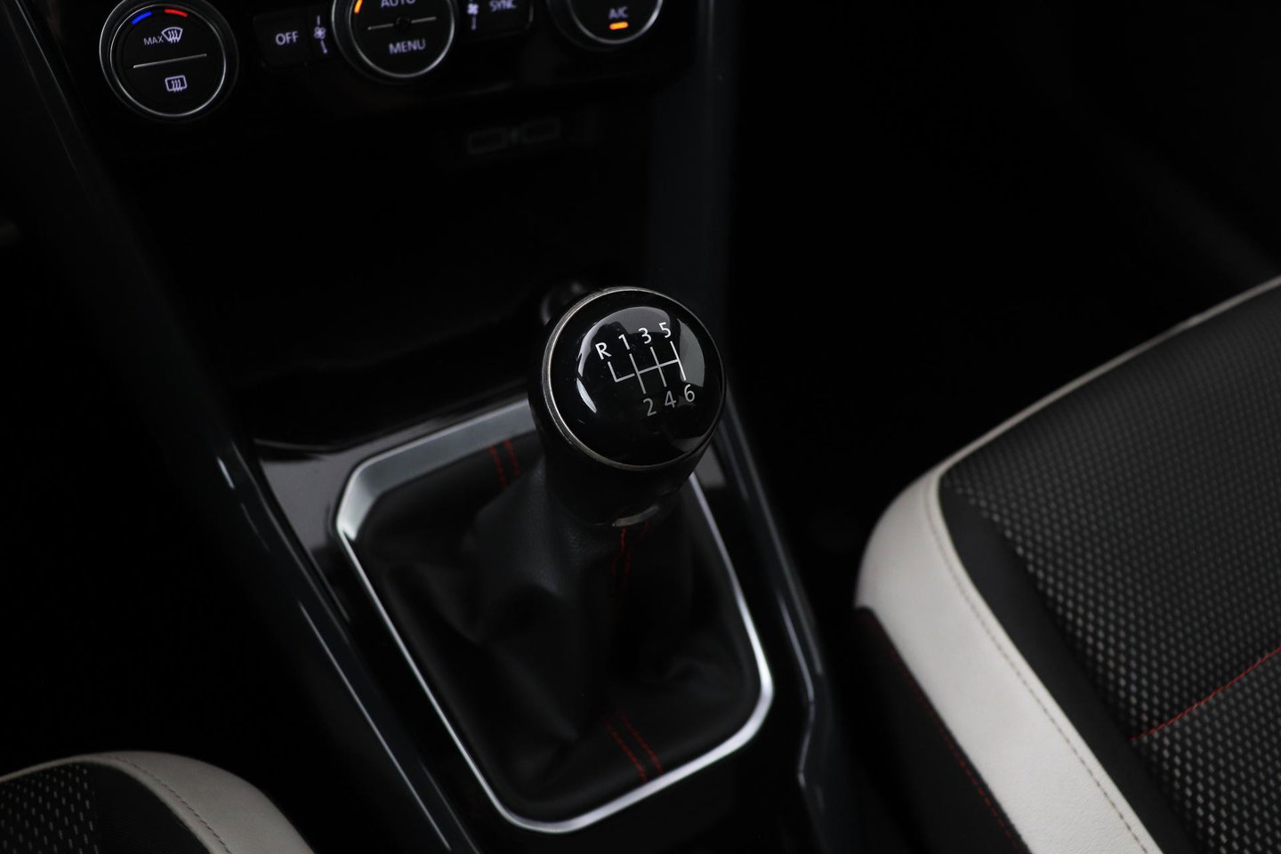 Volkswagen T-Roc 1.5 TSI Sport | Trekhaak | Panoramadak | 17 inch