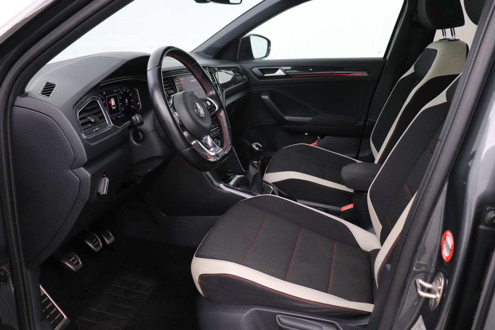 Volkswagen T-Roc 1.5 TSI Sport | Trekhaak | Panoramadak | 17 inch