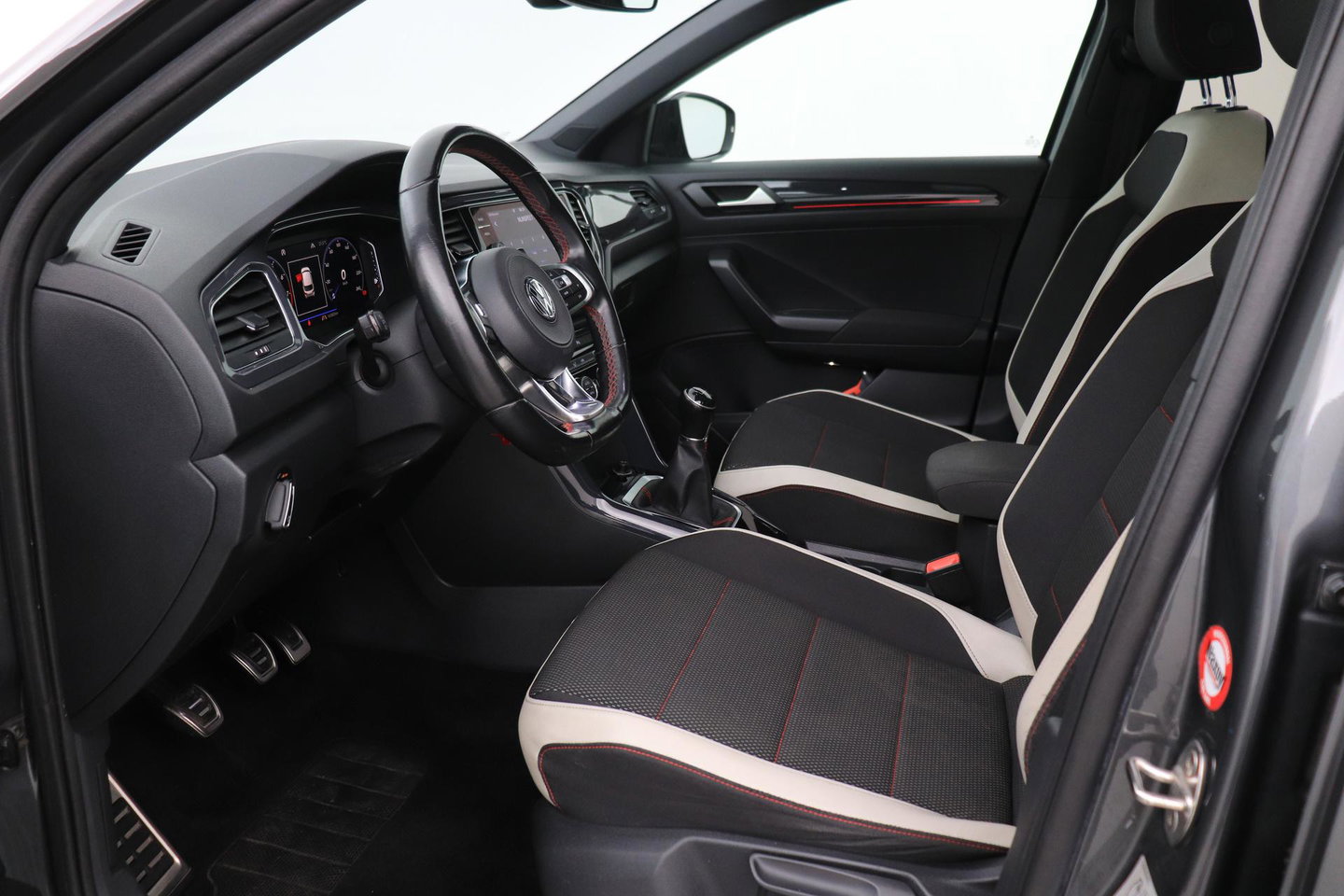 Volkswagen T-Roc 1.5 TSI Sport | Trekhaak | Panoramadak | 17 inch