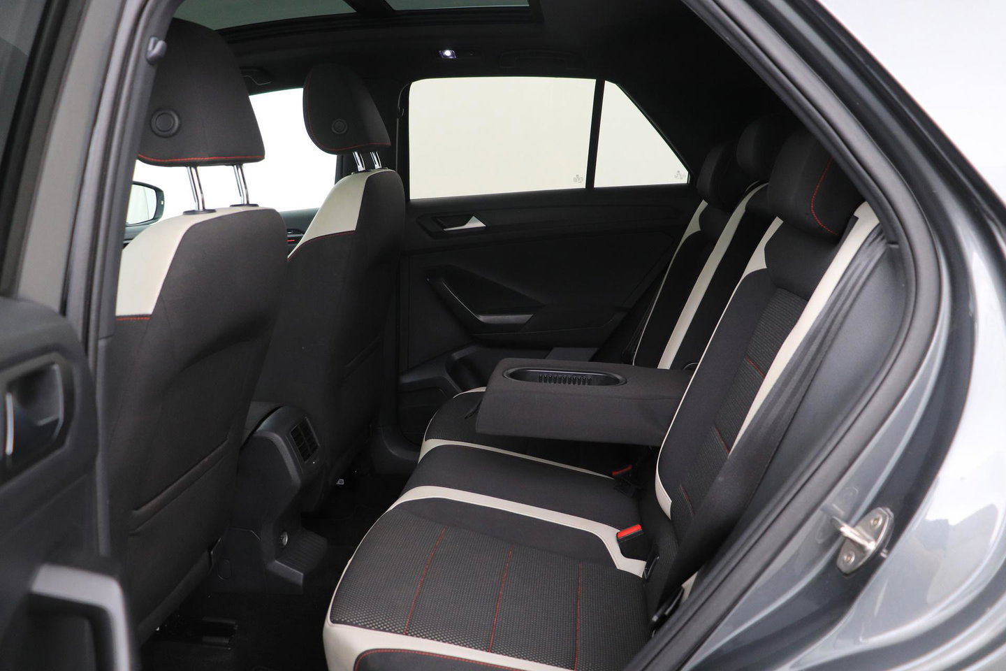 Volkswagen T-Roc 1.5 TSI Sport | Trekhaak | Panoramadak | 17 inch