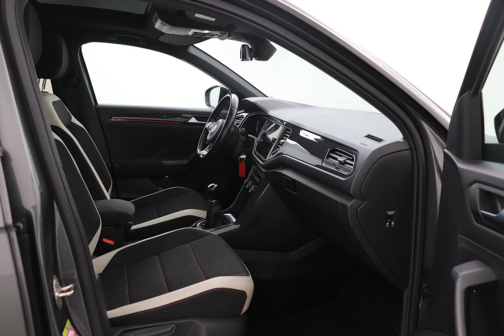 Volkswagen T-Roc 1.5 TSI Sport | Trekhaak | Panoramadak | 17 inch