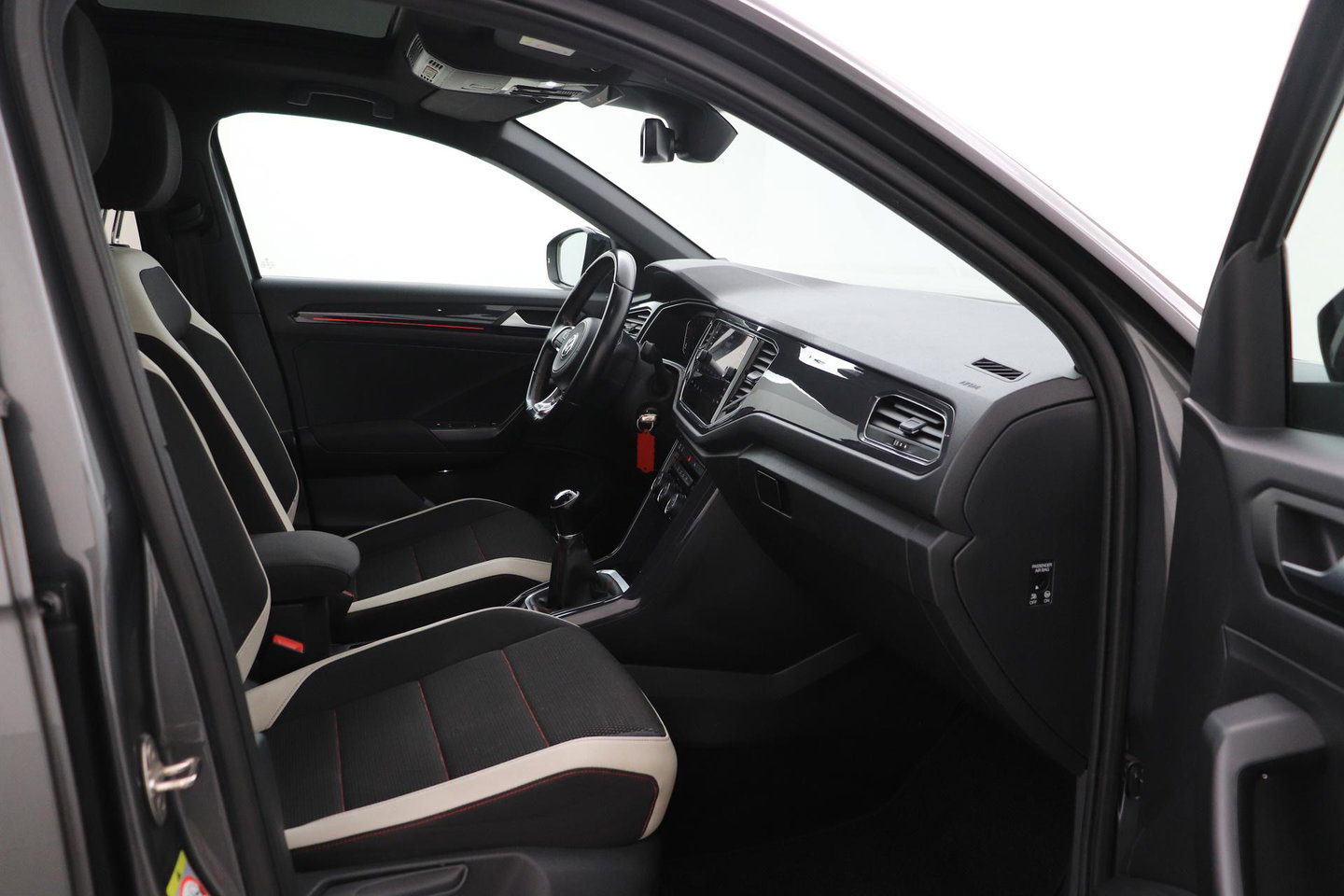 Volkswagen T-Roc 1.5 TSI Sport | Trekhaak | Panoramadak | 17 inch