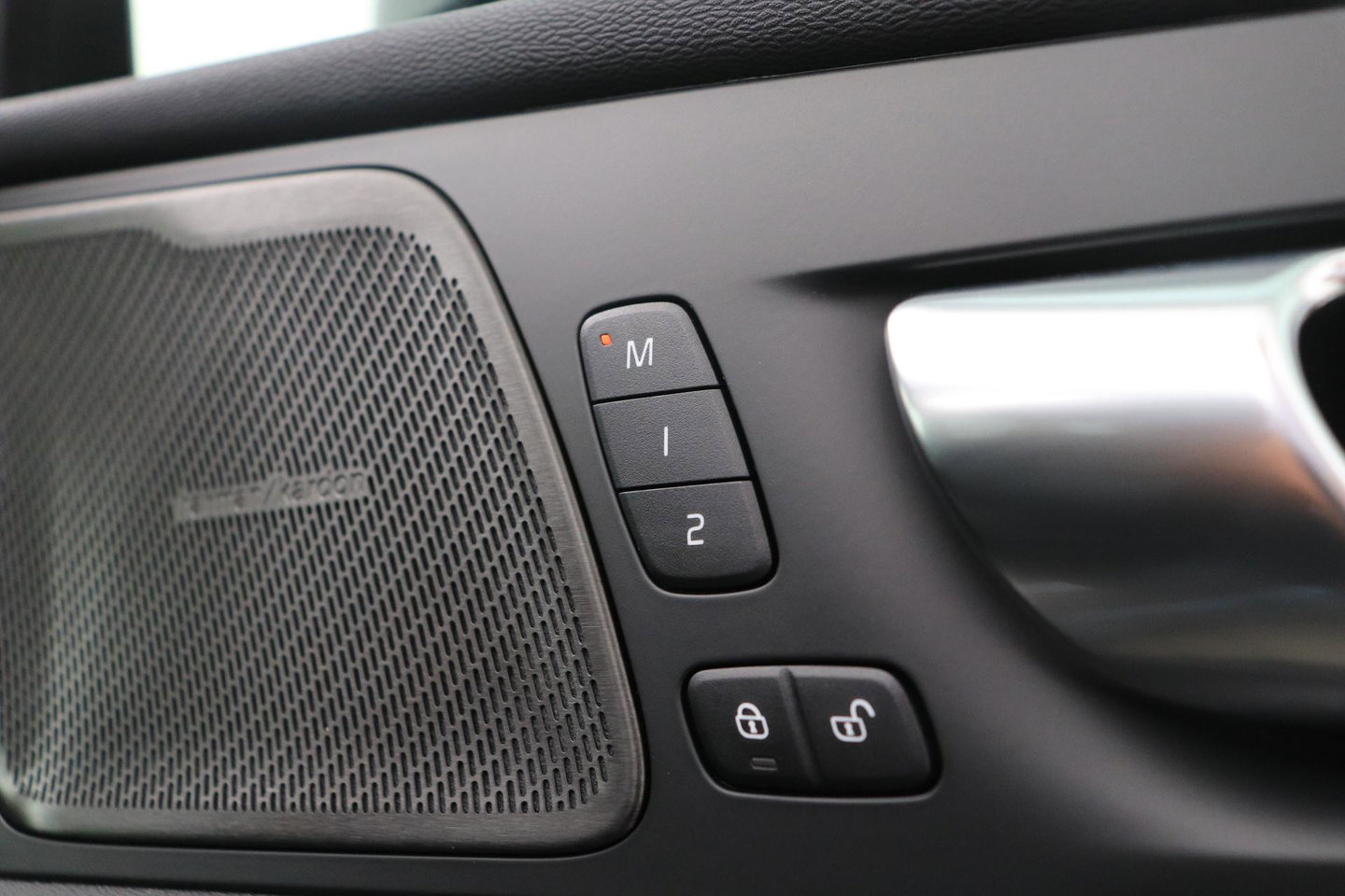 Volvo XC60 T8 Plug-in hybrid Plus Dark | ACC | Harman/Kardon | Panoramadak | Head-Up | Memory | Stoelventilatie