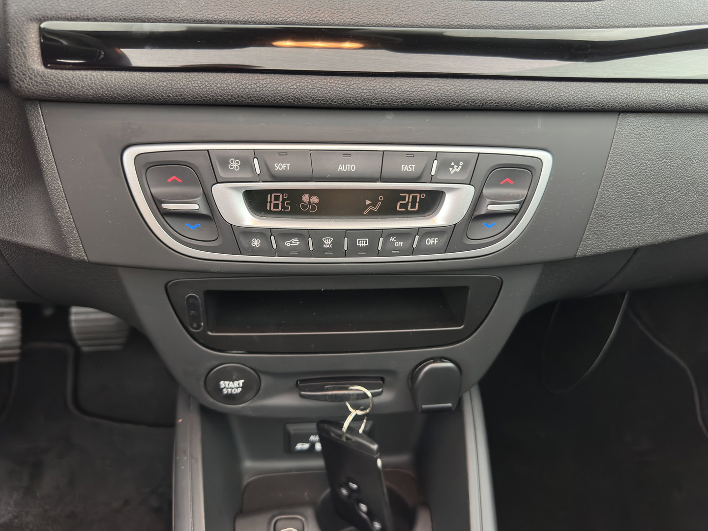 Renault Mégane Coupé-Cabriolet 1.2 TCe Privilège *LEATHER | HEATED-SPORTSEATS | CARPLAY | KEYLESS | ECC | PDC | CRUISE | 17''ALU*