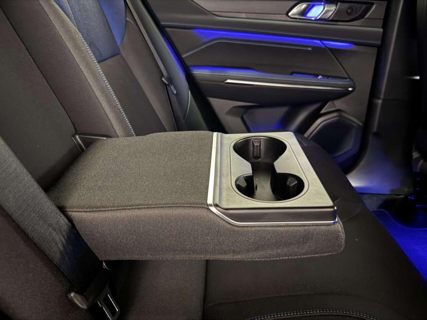 Lynk & Co 01 1.5 Plug-in Black Edition Pano Sfeer. CarPlay 360°