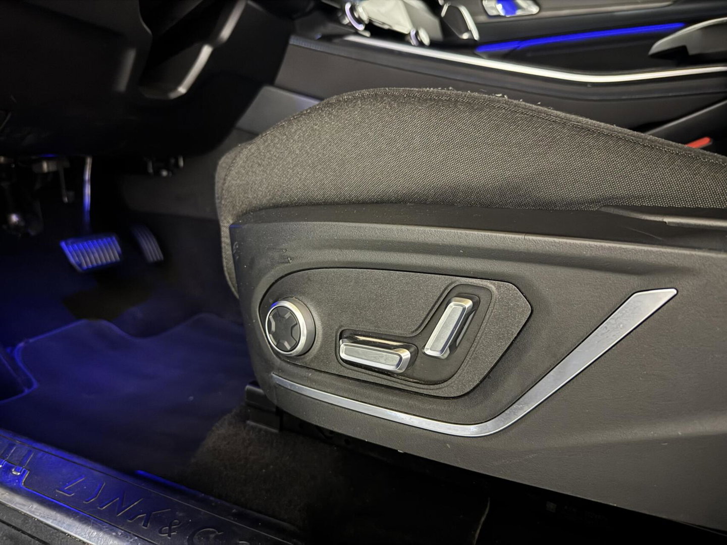 Lynk & Co 01 1.5 Plug-in Black Edition Pano Sfeer. CarPlay