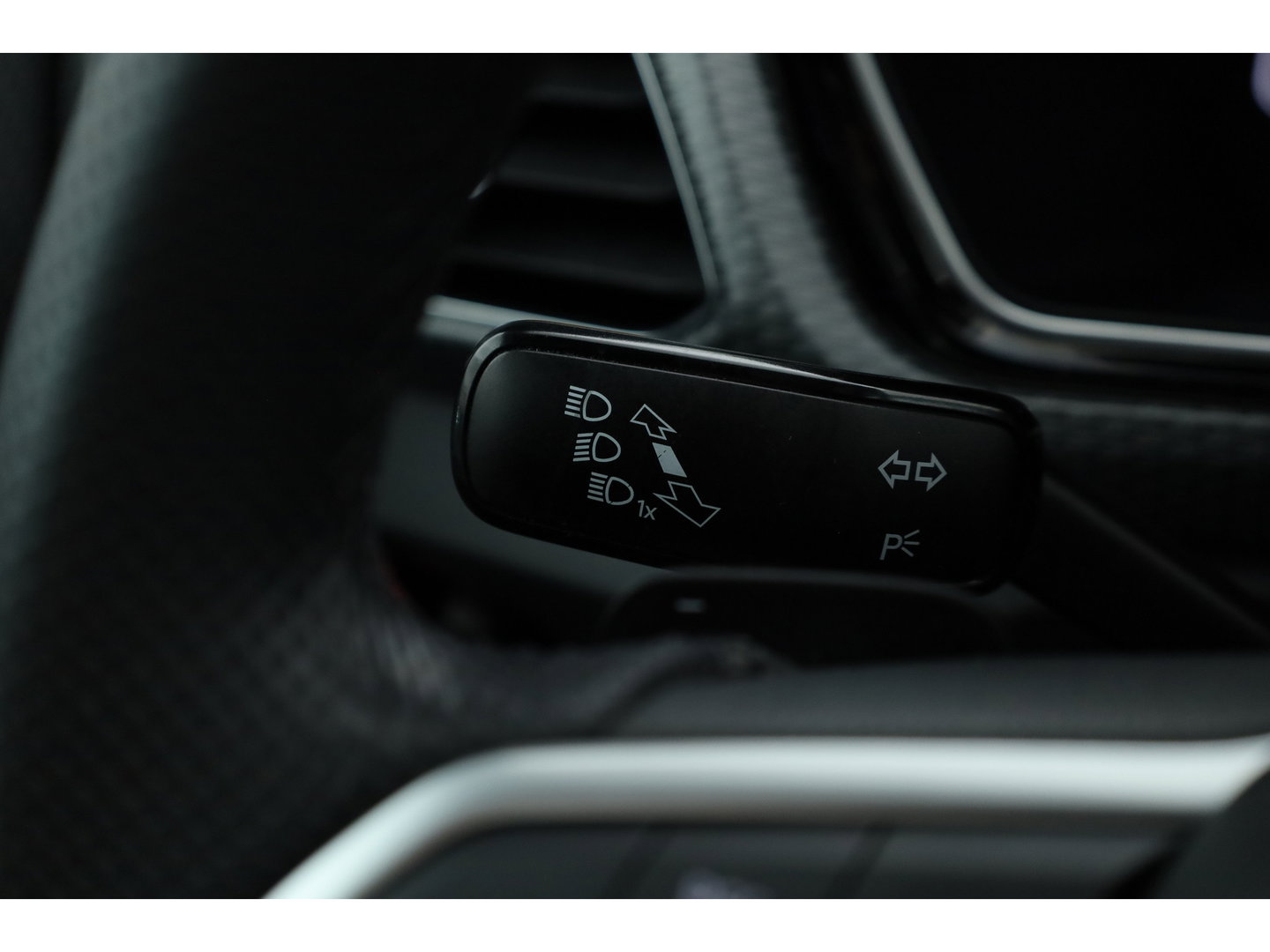 Volkswagen T-Cross 1.0 TSI R-Line DSG | Rijklaar | Digi. Cockpit | Apple CarPlay | Stoelverw. | PDC | Dodehoekdet. | Adapt. Cruise