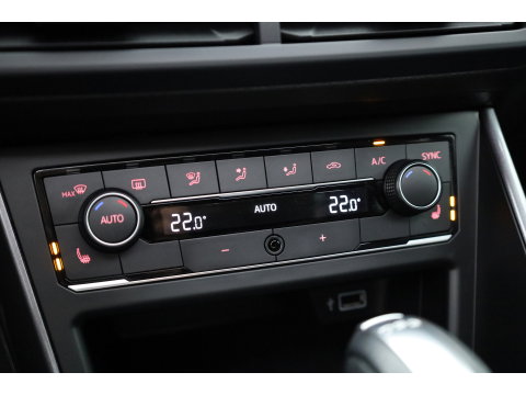 Volkswagen Polo 1.0 TSI Highline DSG | Rijklaar!! | Pano | Camera + PDC | Navi | Stoelverw. | Bluetooth | All Seasons