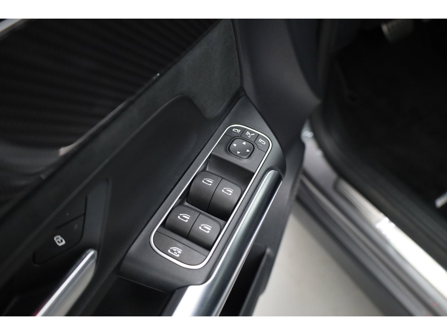 Mercedes-Benz GLA 200 AMG Line | Rijklaar! | Cruise Contr. | Camera | Trekhaak | Navi | Lane Assist | LED | Keyless | 19''