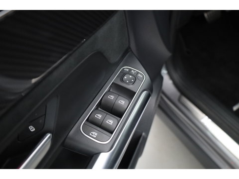 Mercedes-Benz GLA 200 AMG Line | Rijklaar! | Cruise Contr. | Camera | Trekhaak | Navi | Lane Assist | LED | Keyless | 19''