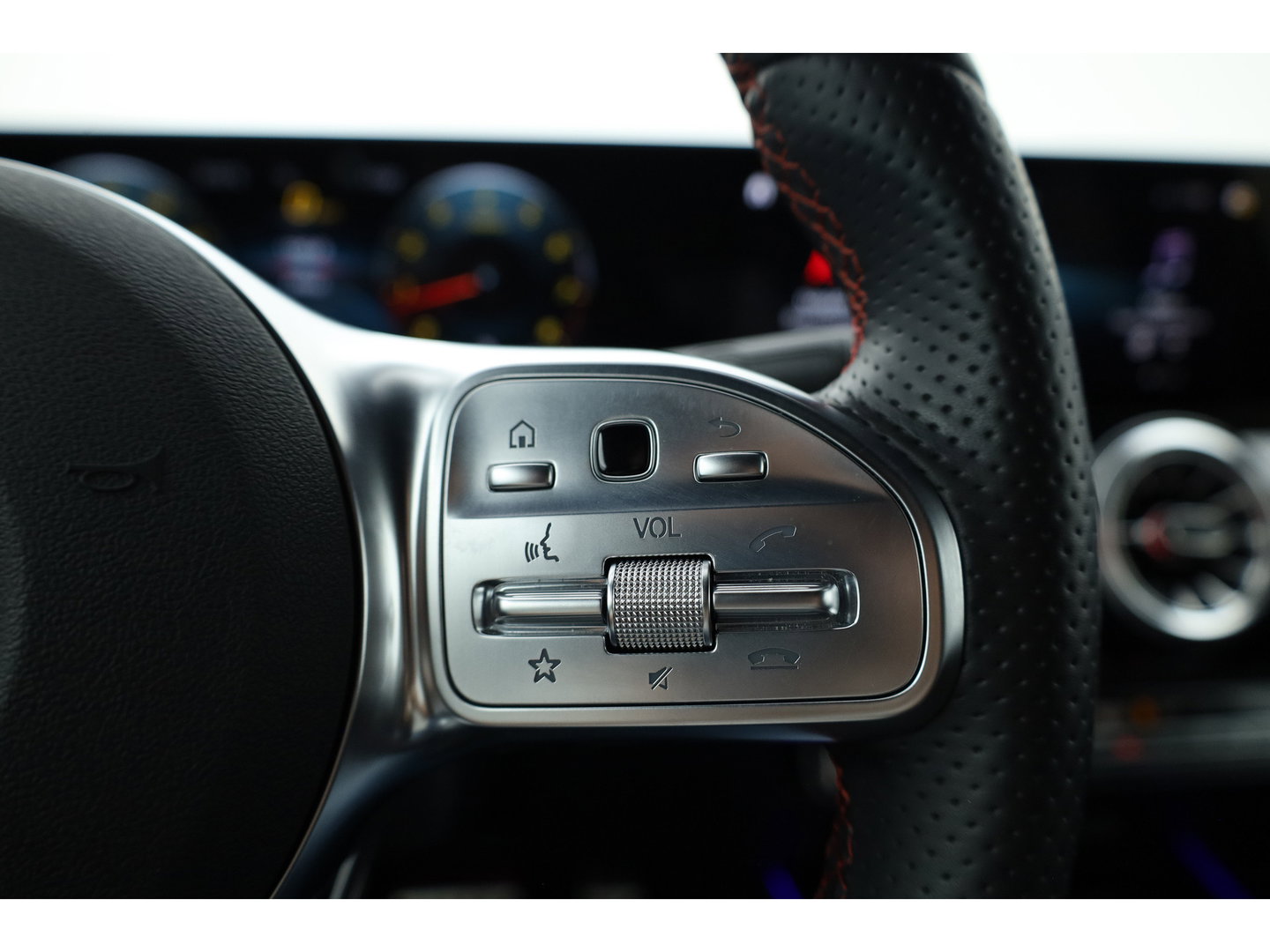 Mercedes-Benz GLA 200 AMG Line | Rijklaar! | Cruise Contr. | Camera | Trekhaak | Navi | Lane Assist | LED | Keyless | 19''