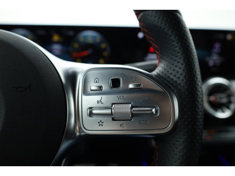 Mercedes-Benz GLA 200 AMG Line | Rijklaar! | Cruise Contr. | Camera | Trekhaak | Navi | Lane Assist | LED | Keyless | 19''