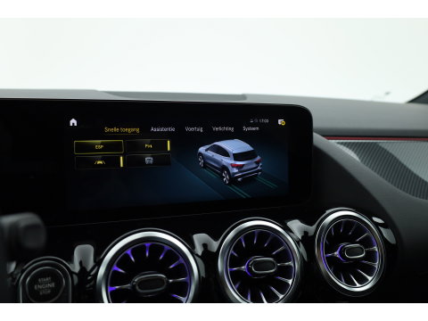 Mercedes-Benz GLA 200 AMG Line | Rijklaar! | Cruise Contr. | Camera | Trekhaak | Navi | Lane Assist | LED | Keyless | 19''