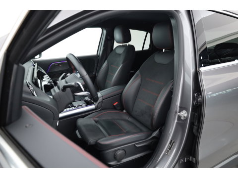 Mercedes-Benz GLA 200 AMG Line | Rijklaar! | Cruise Contr. | Camera | Trekhaak | Navi | Lane Assist | LED | Keyless | 19''