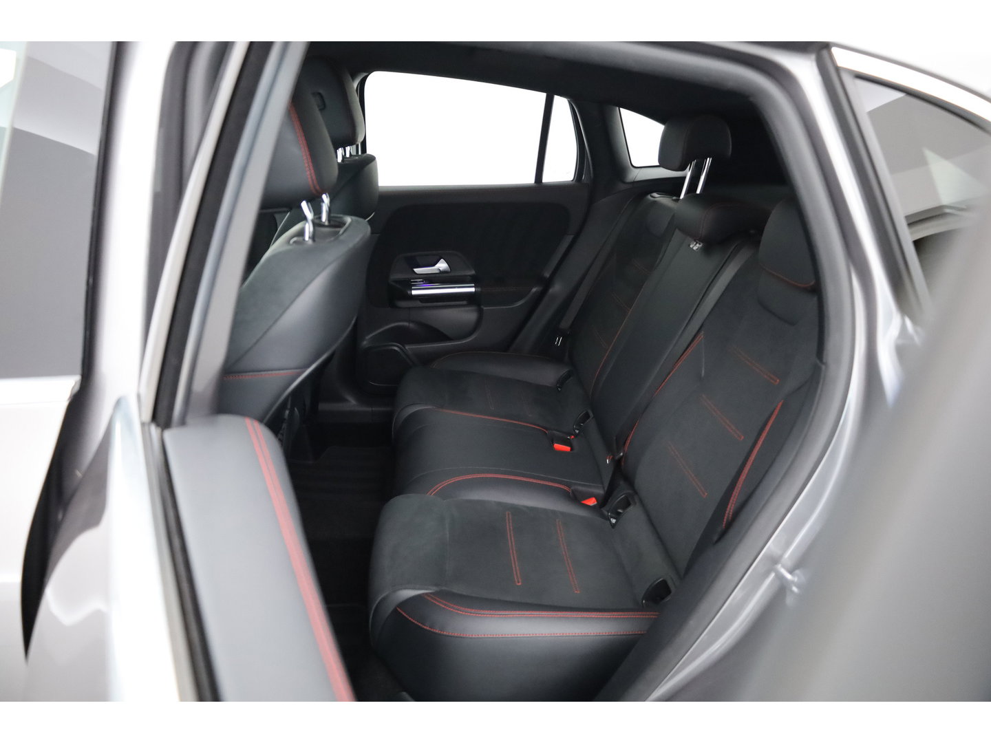 Mercedes-Benz GLA 200 AMG Line | Rijklaar! | Cruise Contr. | Camera | Trekhaak | Navi | Lane Assist | LED | Keyless | 19''