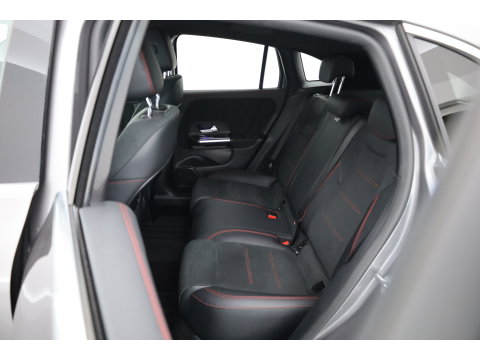 Mercedes-Benz GLA 200 AMG Line | Rijklaar! | Cruise Contr. | Camera | Trekhaak | Navi | Lane Assist | LED | Keyless | 19''