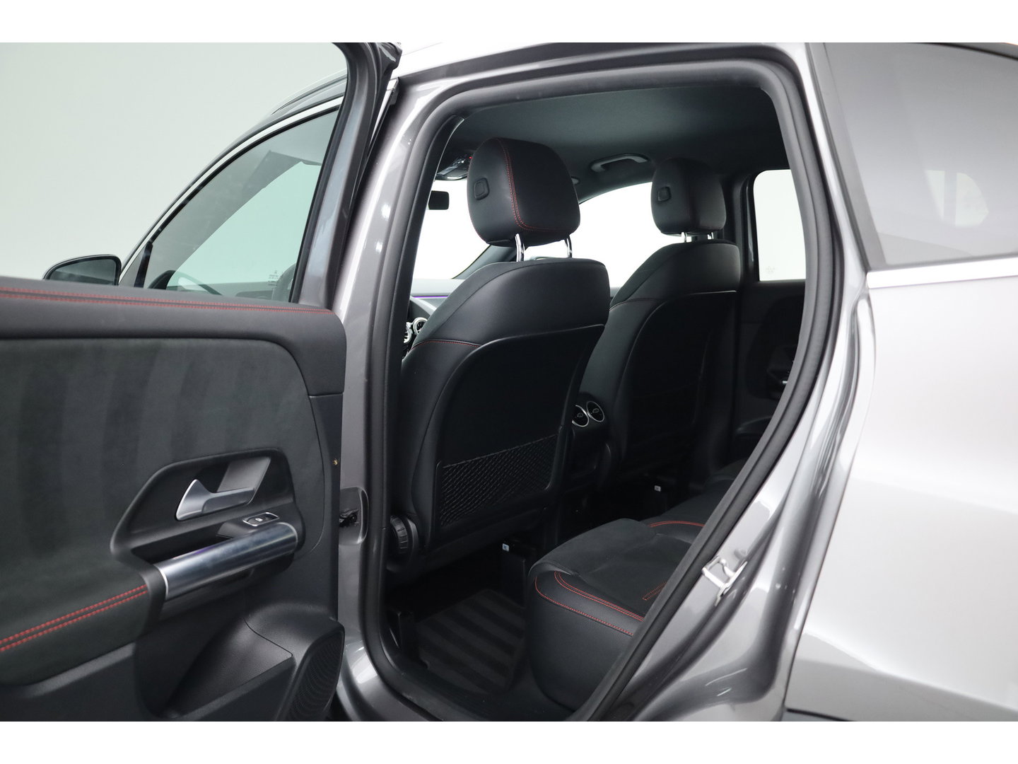 Mercedes-Benz GLA 200 AMG Line | Rijklaar! | Cruise Contr. | Camera | Trekhaak | Navi | Lane Assist | LED | Keyless | 19''