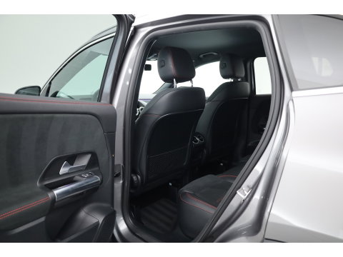 Mercedes-Benz GLA 200 AMG Line | Rijklaar! | Cruise Contr. | Camera | Trekhaak | Navi | Lane Assist | LED | Keyless | 19''