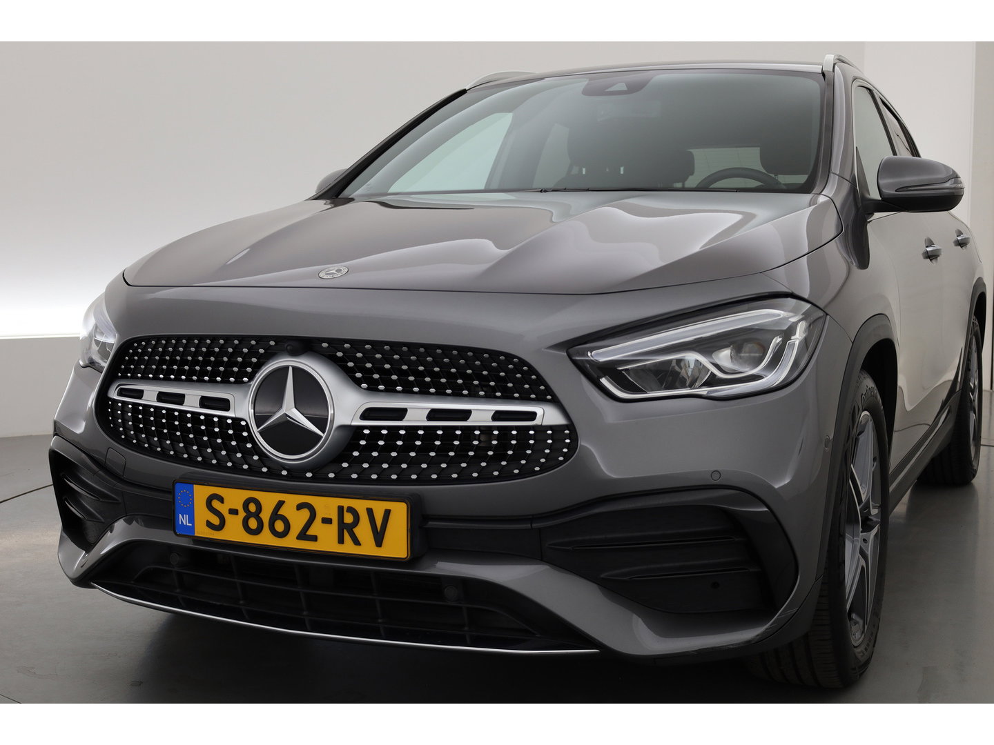 Mercedes-Benz GLA 200 AMG Line | Rijklaar! | Cruise Contr. | Camera | Trekhaak | Navi | Lane Assist | LED | Keyless | 19''