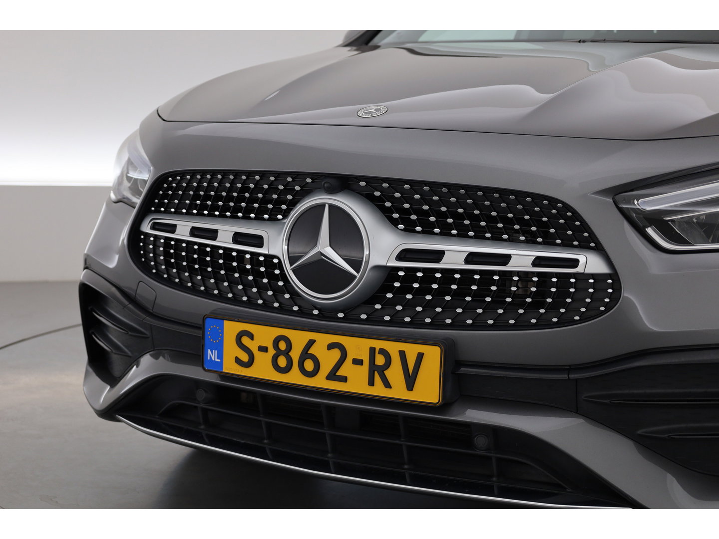 Mercedes-Benz GLA 200 AMG Line | Rijklaar! | Cruise Contr. | Camera | Trekhaak | Navi | Lane Assist | LED | Keyless | 19''