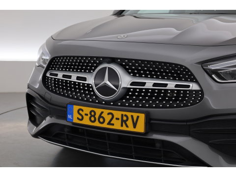 Mercedes-Benz GLA 200 AMG Line | Rijklaar! | Cruise Contr. | Camera | Trekhaak | Navi | Lane Assist | LED | Keyless | 19''