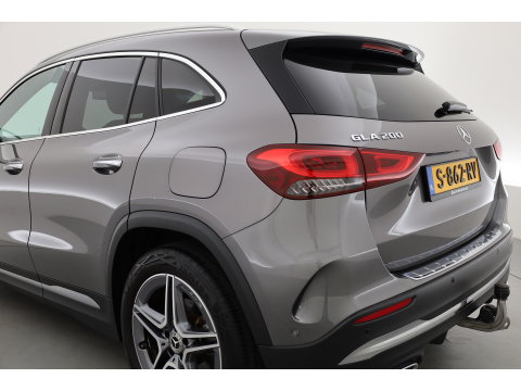 Mercedes-Benz GLA 200 AMG Line | Rijklaar! | Cruise Contr. | Camera | Trekhaak | Navi | Lane Assist | LED | Keyless | 19''