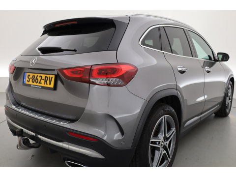 Mercedes-Benz GLA 200 AMG Line | Rijklaar! | Cruise Contr. | Camera | Trekhaak | Navi | Lane Assist | LED | Keyless | 19''