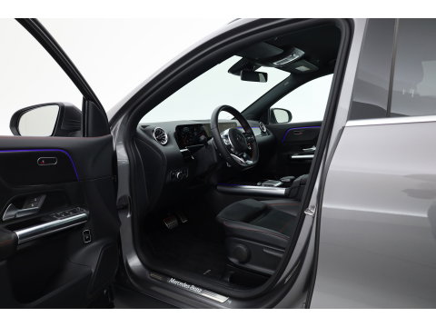 Mercedes-Benz GLA 200 AMG Line | Rijklaar! | Cruise Contr. | Camera | Trekhaak | Navi | Lane Assist | LED | Keyless | 19''
