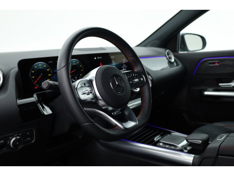 Mercedes-Benz GLA 200 AMG Line | Rijklaar! | Cruise Contr. | Camera | Trekhaak | Navi | Lane Assist | LED | Keyless | 19''
