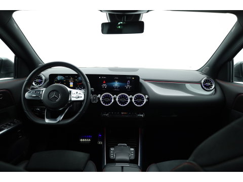 Mercedes-Benz GLA 200 AMG Line | Rijklaar! | Cruise Contr. | Camera | Trekhaak | Navi | Lane Assist | LED | Keyless | 19''