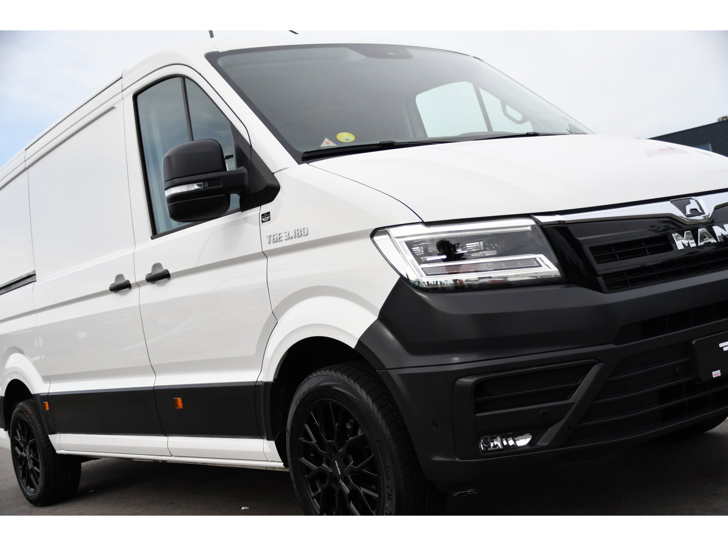MAN TGE 3.180 35 2.0 L3H2 PB Edition Full Options! Adaptieve Cruise, Camera, Carplay, LED, 177pk, Automaat, Stoelverwarming, Multimedia, Geveerde stoel, Uniek!