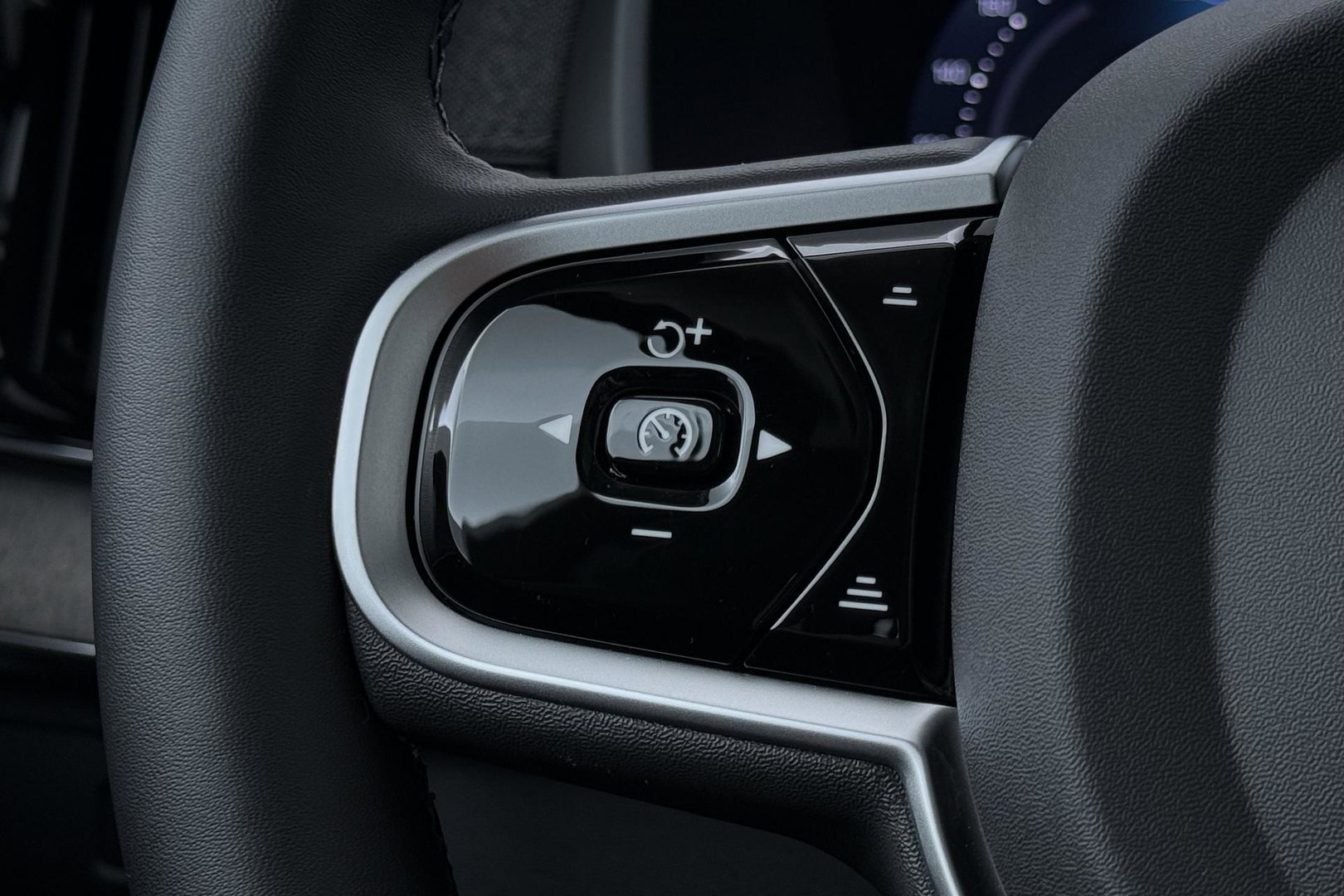Volvo XC90 T8 Ultra Dark | Bowers&Wilkins | Stoelventilatie | Trekhaak | Panoramadak | 360° Camera | Massage | Head-Up | ACC