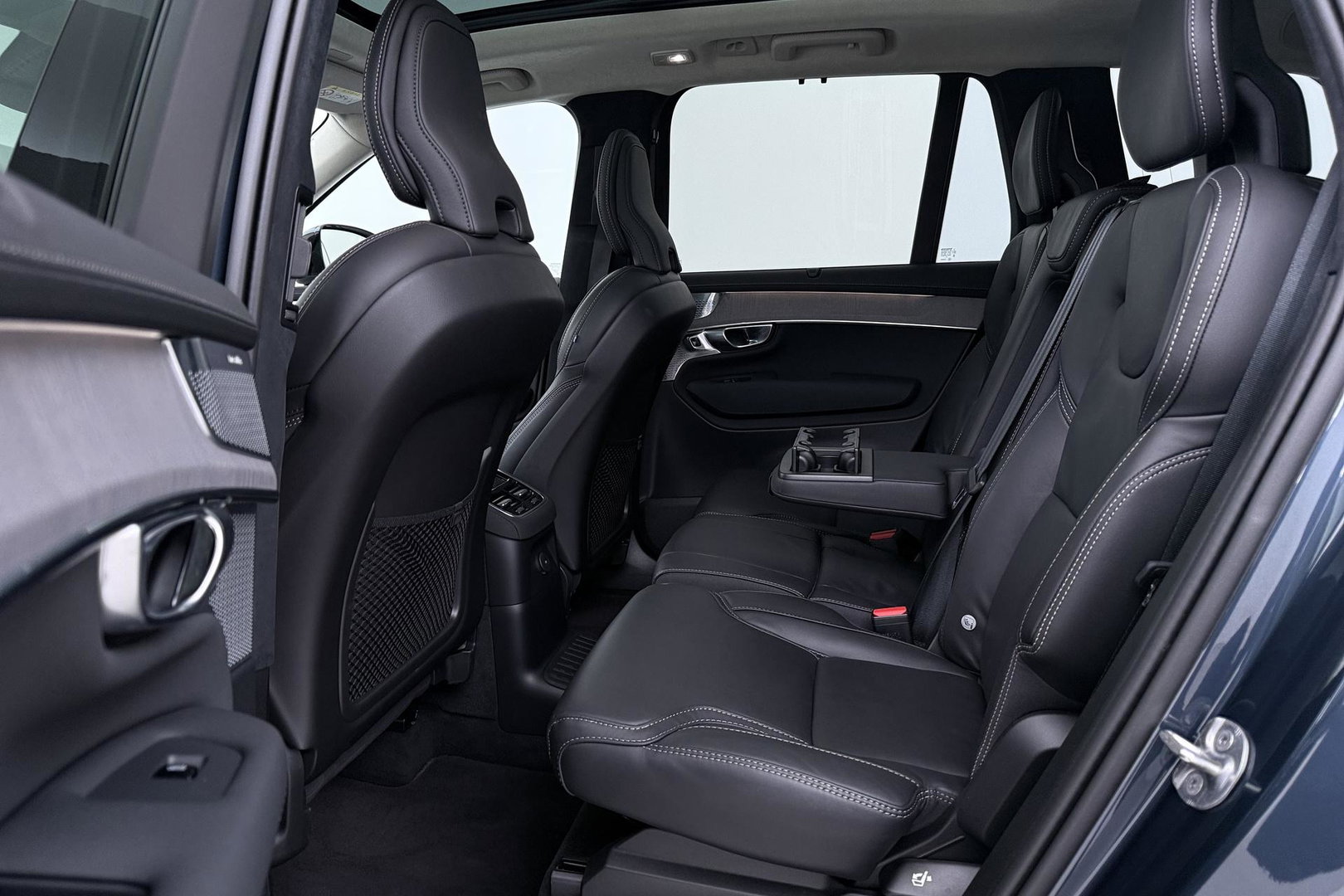 Volvo XC90 T8 Ultra Dark | Bowers&Wilkins | Stoelventilatie | Trekhaak | Panoramadak | 360° Camera | Massage | Head-Up | ACC