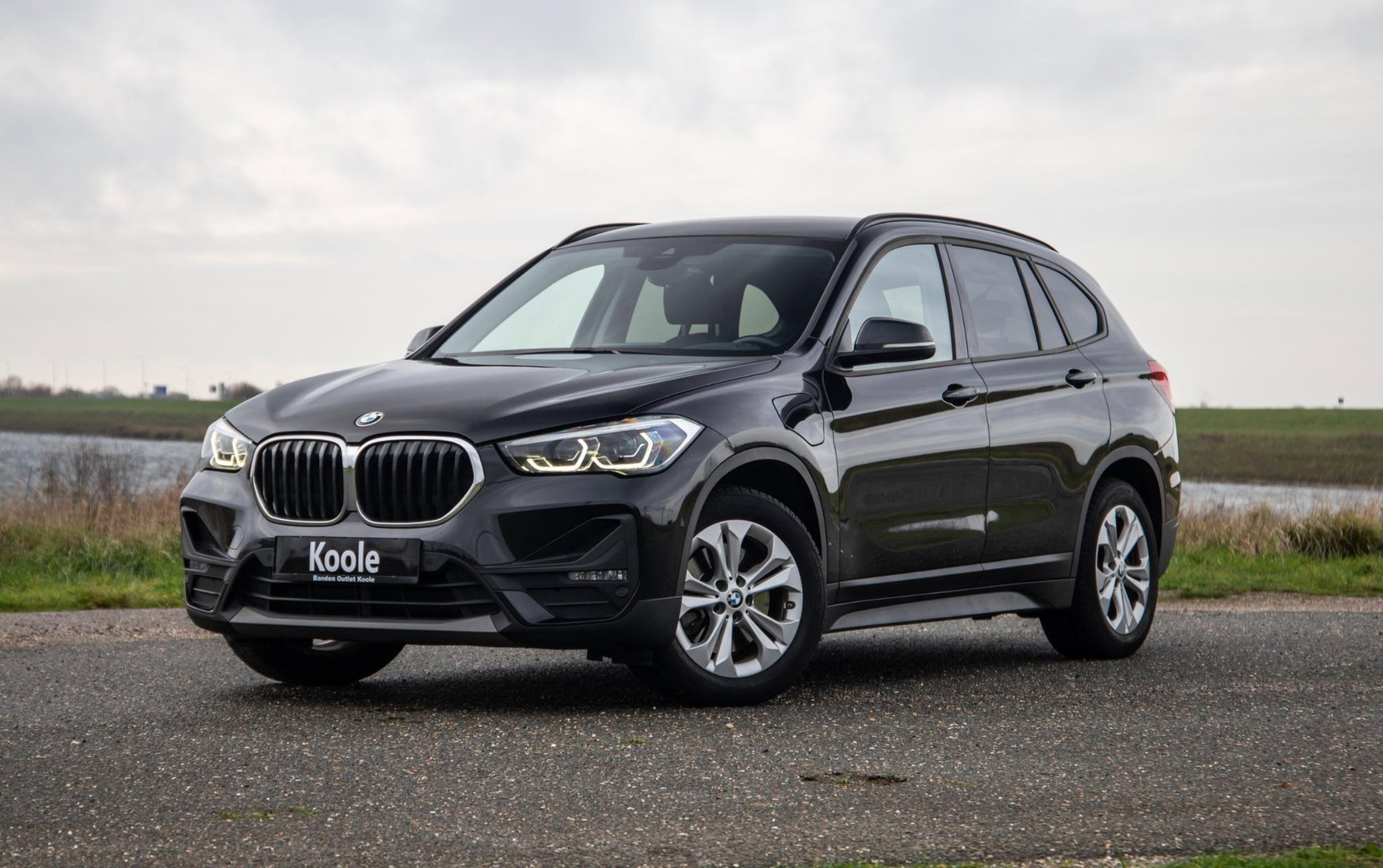 BMW X1 xDrive25e Executive X CAMERA / CARPLAY / HEAD UP DISPLAY / LEDER / LED / CRUISE CONTROLE / STOELVERWARMING