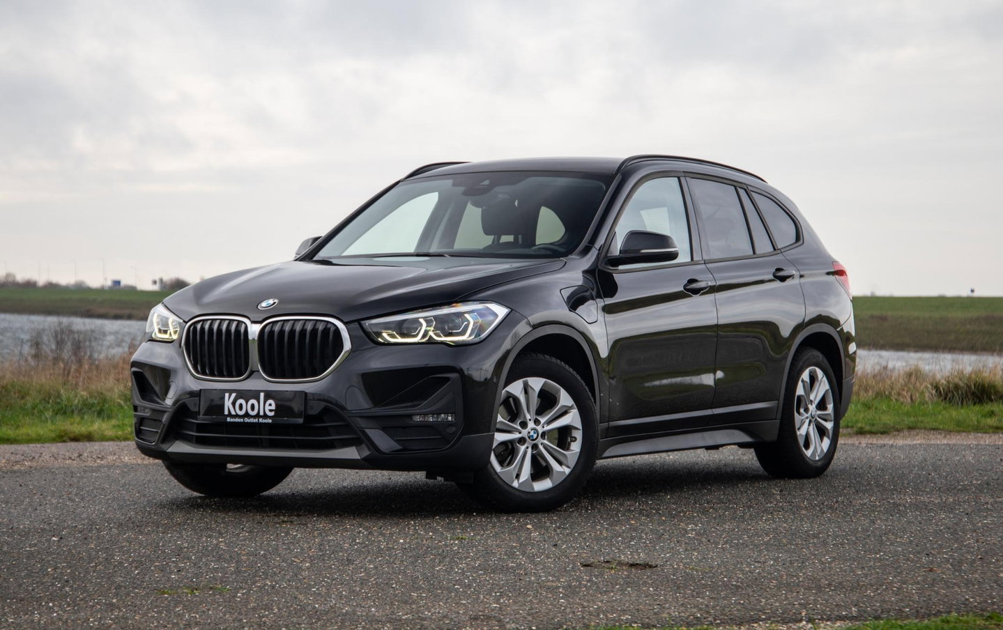 BMW X1 xDrive25e Executive X CAMERA / CARPLAY / HEAD UP DISPLAY / LEDER / LED / CRUISE CONTROLE / STOELVERWARMING