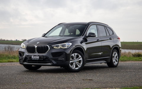 BMW X1 xDrive25e Executive X CAMERA / CARPLAY / HEAD UP DISPLAY / LEDER / LED / CRUISE CONTROLE / STOELVERWARMING