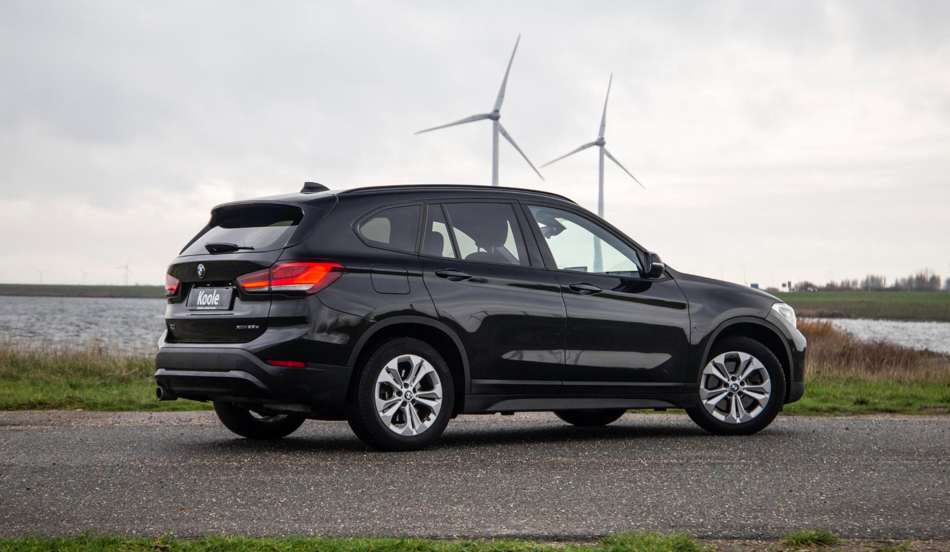 BMW X1 xDrive25e Executive X CAMERA / CARPLAY / HEAD UP DISPLAY / LEDER / LED / CRUISE CONTROLE / STOELVERWARMING