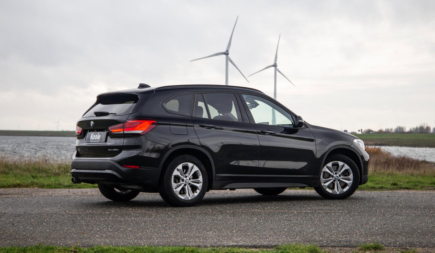 BMW X1 xDrive25e Executive X CAMERA / CARPLAY / HEAD UP DISPLAY / LEDER / LED / CRUISE CONTROLE / STOELVERWARMING