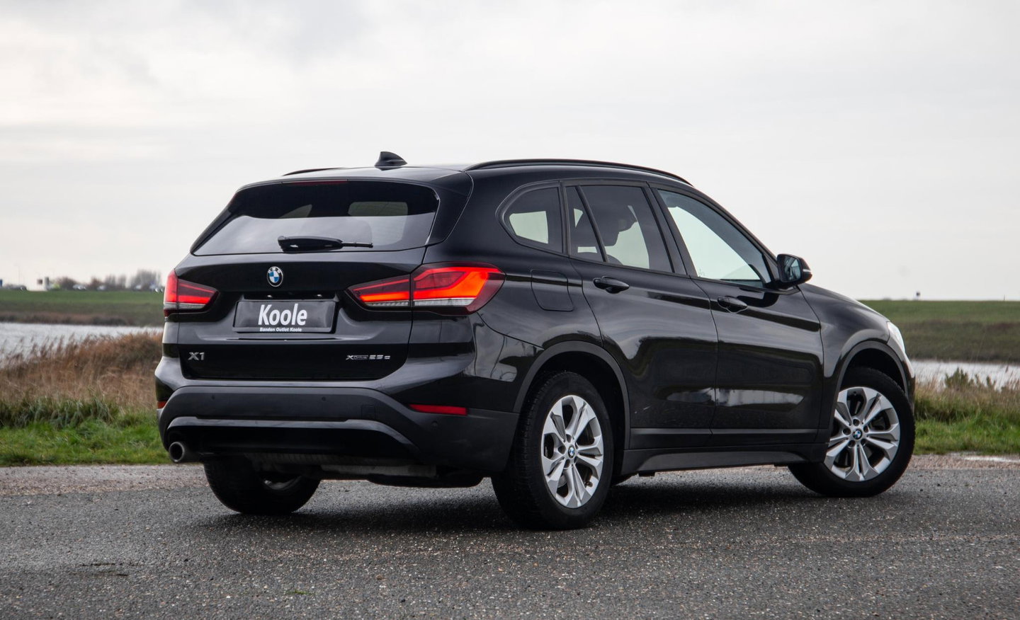 BMW X1 xDrive25e Executive X CAMERA / CARPLAY / HEAD UP DISPLAY / LEDER / LED / CRUISE CONTROLE / STOELVERWARMING