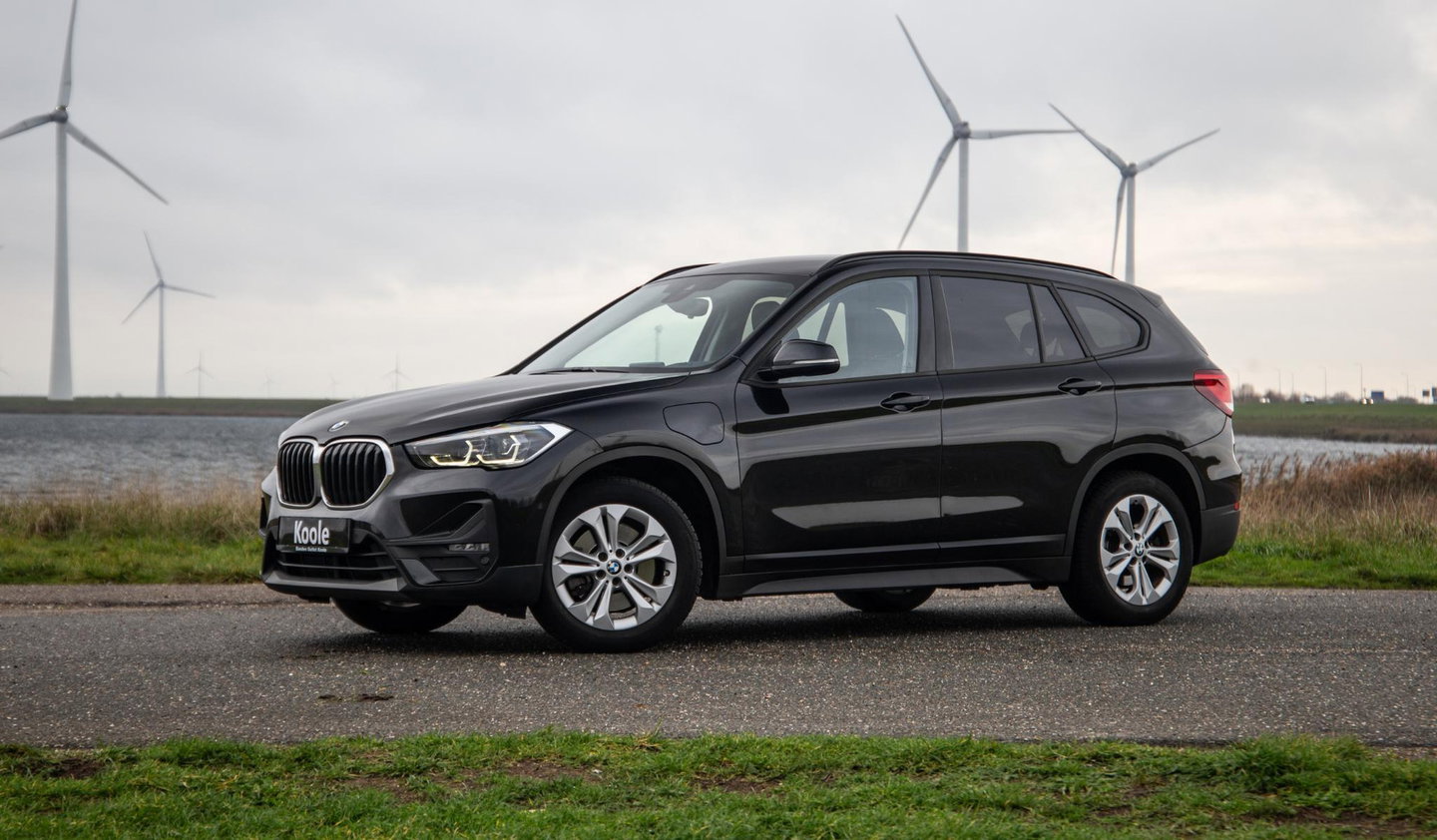 BMW X1 xDrive25e Executive X CAMERA / CARPLAY / HEAD UP DISPLAY / LEDER / LED / CRUISE CONTROLE / STOELVERWARMING