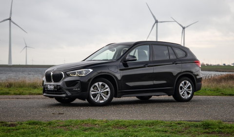 BMW X1 xDrive25e Executive X CAMERA / CARPLAY / HEAD UP DISPLAY / LEDER / LED / CRUISE CONTROLE / STOELVERWARMING