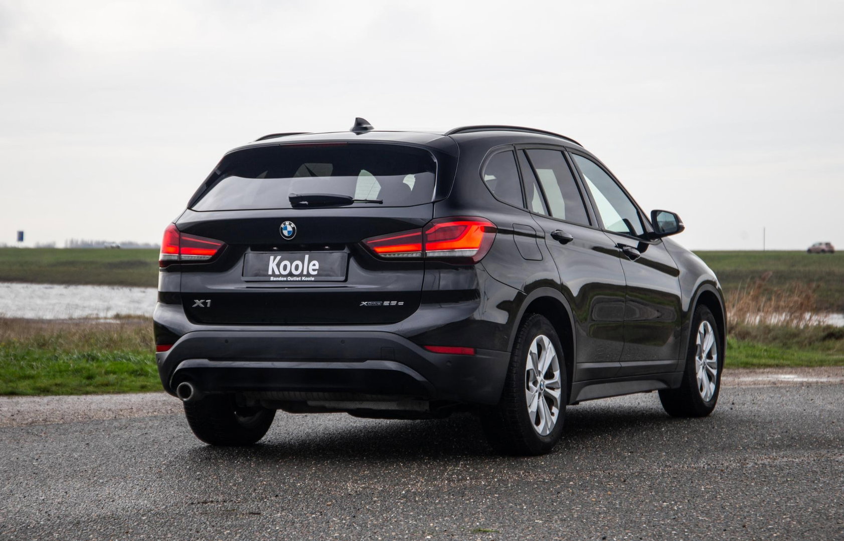 BMW X1 xDrive25e Executive X CAMERA / CARPLAY / HEAD UP DISPLAY / LEDER / LED / CRUISE CONTROLE / STOELVERWARMING