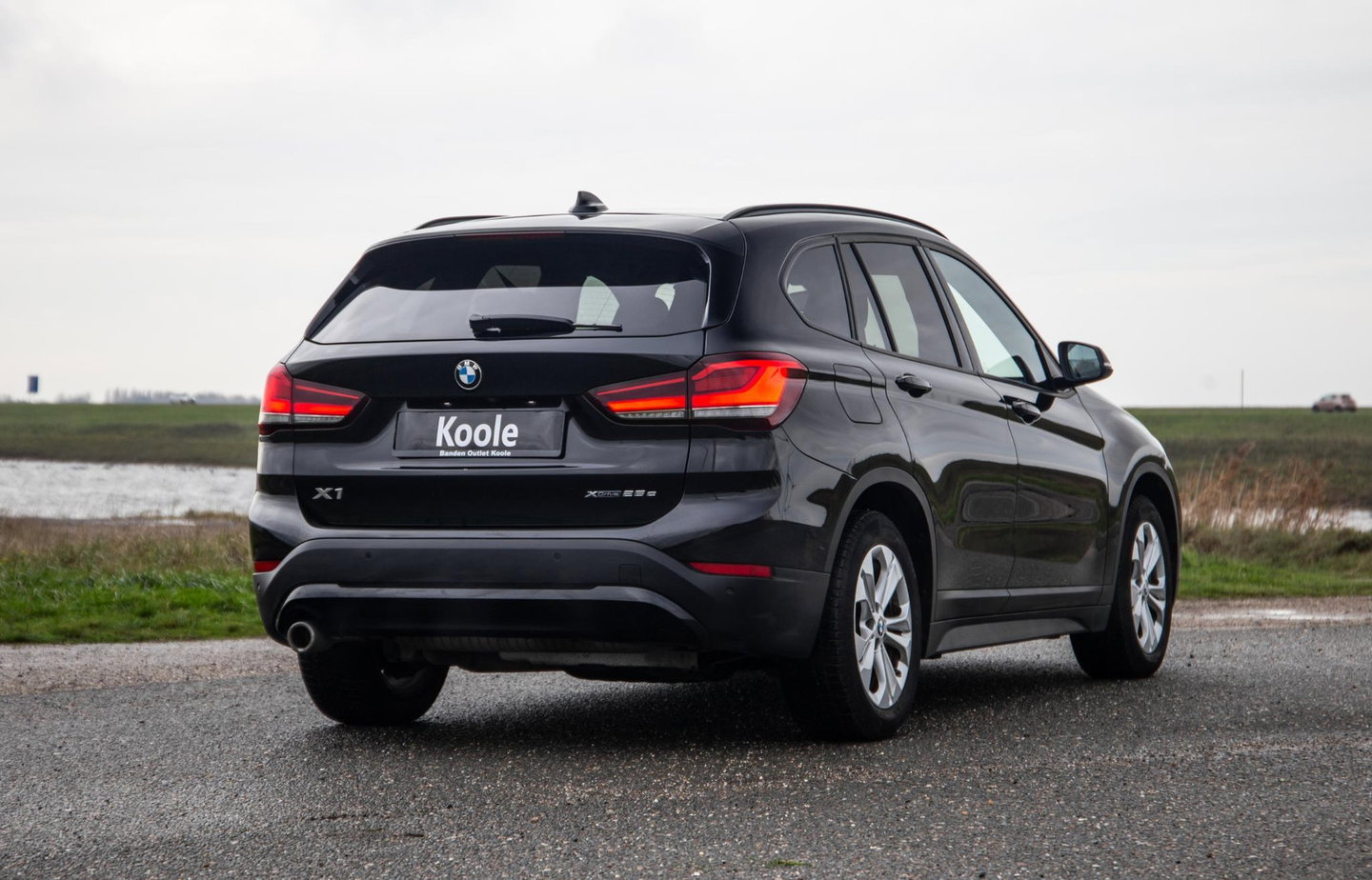 BMW X1 xDrive25e Executive X CAMERA / CARPLAY / HEAD UP DISPLAY / LEDER / LED / CRUISE CONTROLE / STOELVERWARMING
