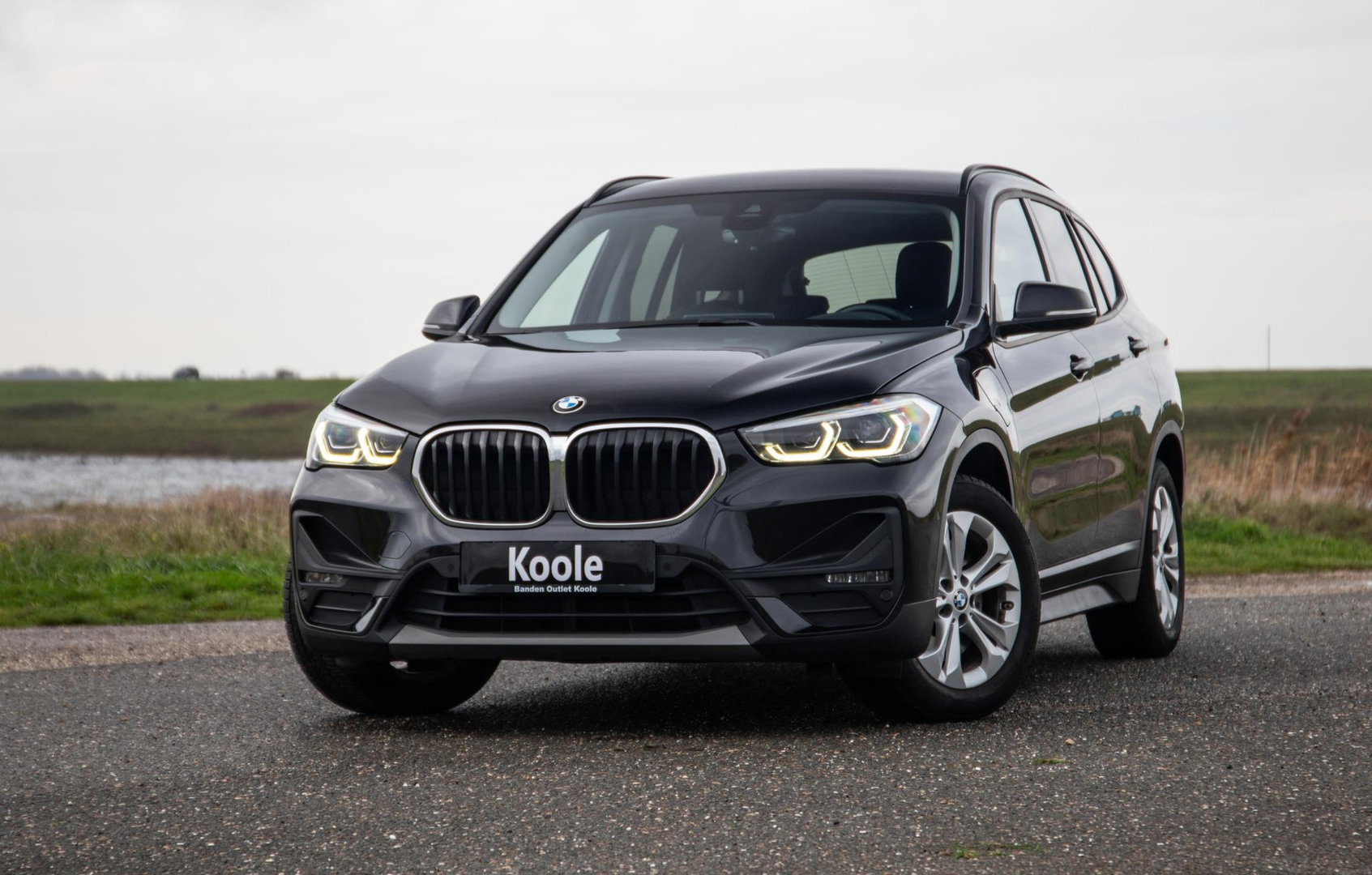 BMW X1 xDrive25e Executive X CAMERA / CARPLAY / HEAD UP DISPLAY / LEDER / LED / CRUISE CONTROLE / STOELVERWARMING