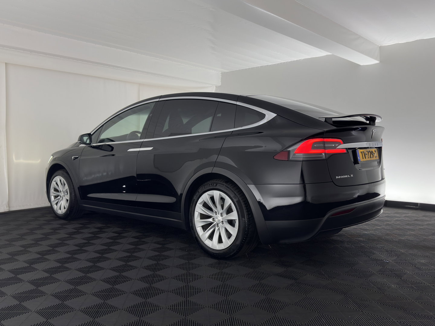 Tesla Model X 75D Base [ 7-Pers. ] [3-Fase-11kW] (INCL.BTW) Aut. *PANO-WINDOW | AUTOPILOT | LEATHER-FABRIC | NAVI-FULLMAP | FULL-LED | AIRSUSPENSION | DIGI-COCKPIT | CCS-FASTLOADER | KEYLESS | DAB+ | HEATED-SPORTSEATS | PRIVACY-GLASS | 20"A