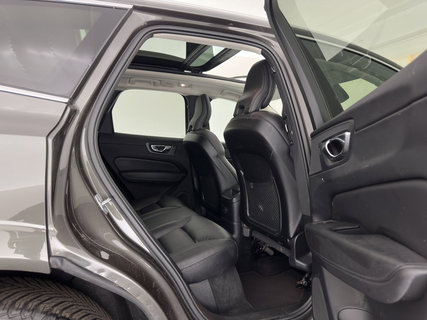 Volvo XC60 2.0 T8 Plug-in hybrid AWD Inscription (INCL.BTW) *PANO | LEATHER | FULL-LED | MEMORY-PACK | HARMAN/KARDON | CAMERA | HEATED-COMFORTSEATS | DIGI-COCKPIT | NAVI-FULLMAP | PRIVACY-GLASS | ECC | PDC | CRUISE | 19''ALU | TOWBAR*