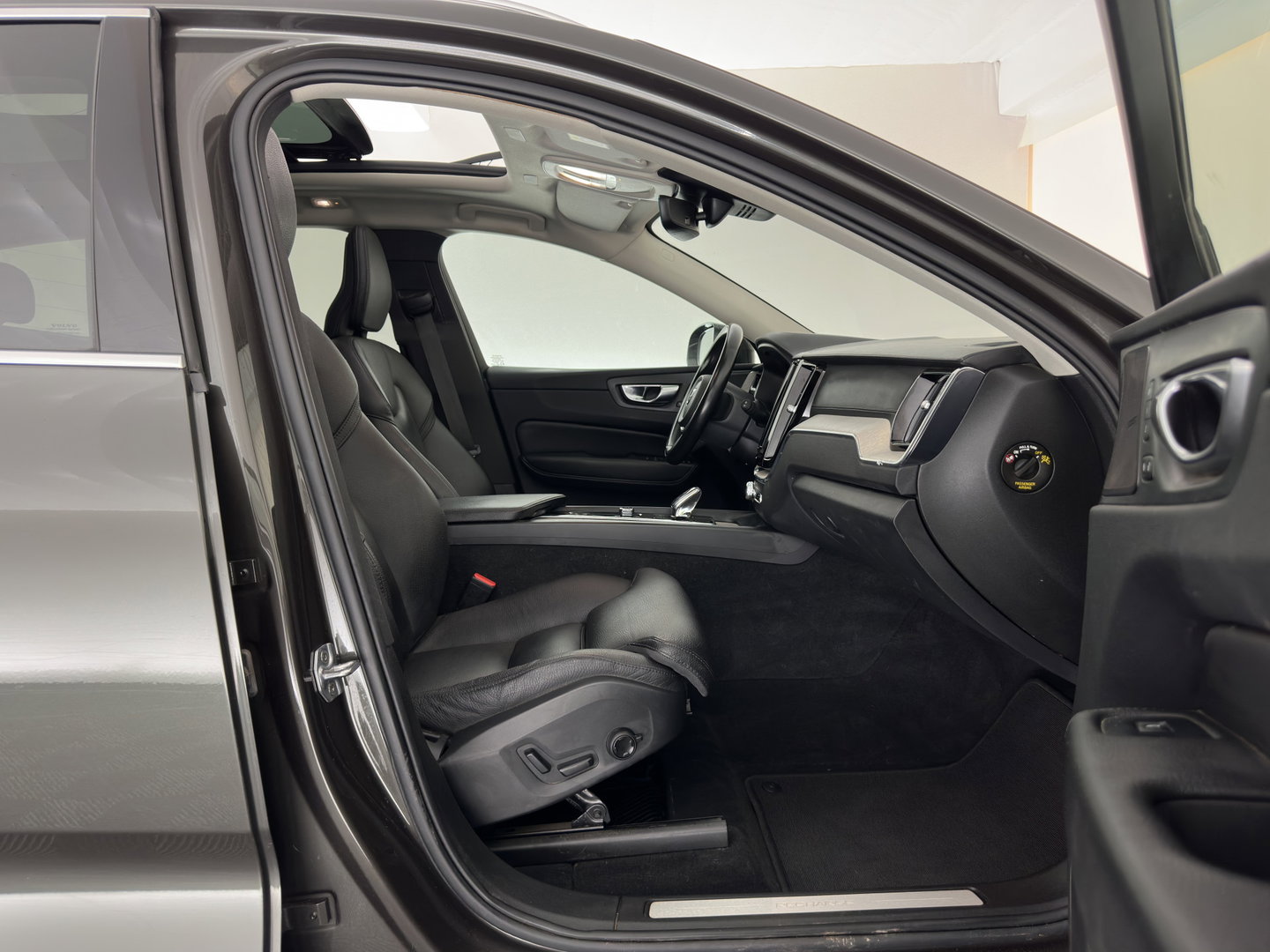 Volvo XC60 2.0 T8 Plug-in hybrid AWD Inscription (INCL.BTW) *PANO | LEATHER | FULL-LED | MEMORY-PACK | HARMAN/KARDON | CAMERA | HEATED-COMFORTSEATS | DIGI-COCKPIT | NAVI-FULLMAP | PRIVACY-GLASS | ECC | PDC | CRUISE | 19''ALU | TOWBAR*