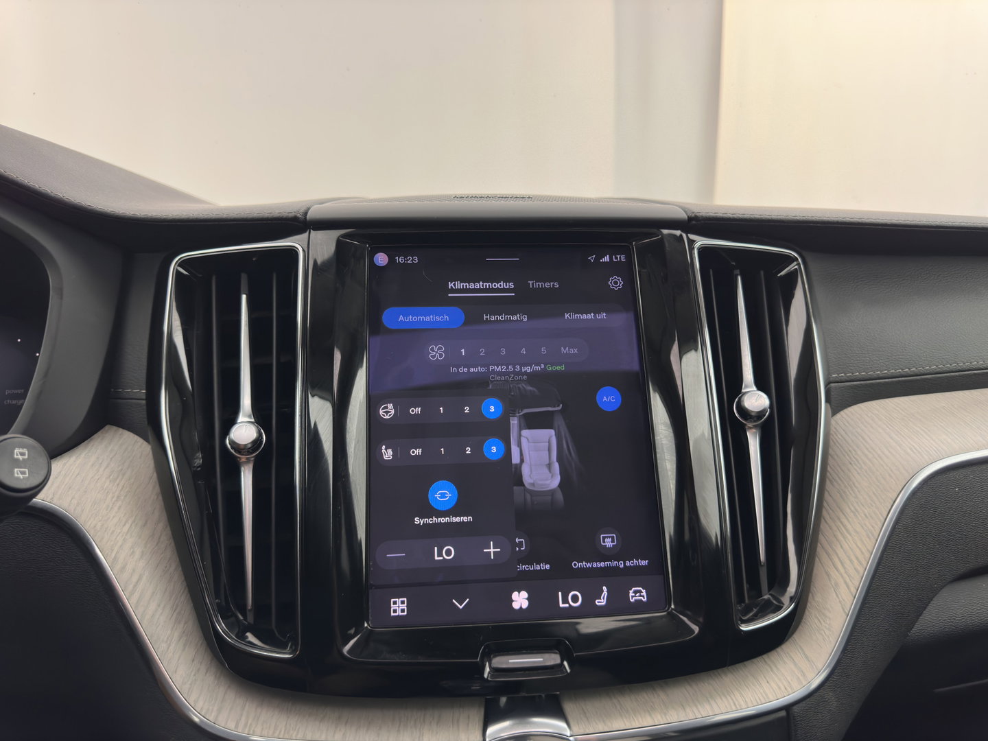Volvo XC60 2.0 T8 Plug-in hybrid AWD Inscription (INCL.BTW) *PANO | LEATHER | FULL-LED | MEMORY-PACK | HARMAN/KARDON | CAMERA | HEATED-COMFORTSEATS | DIGI-COCKPIT | NAVI-FULLMAP | PRIVACY-GLASS | ECC | PDC | CRUISE | 19''ALU | TOWBAR*