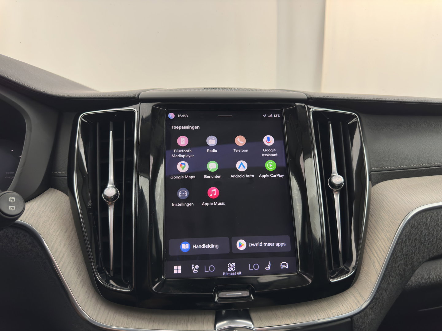 Volvo XC60 2.0 T8 Plug-in hybrid AWD Inscription (INCL.BTW) *PANO | LEATHER | FULL-LED | MEMORY-PACK | HARMAN/KARDON | CAMERA | HEATED-COMFORTSEATS | DIGI-COCKPIT | NAVI-FULLMAP | PRIVACY-GLASS | ECC | PDC | CRUISE | 19''ALU | TOWBAR*
